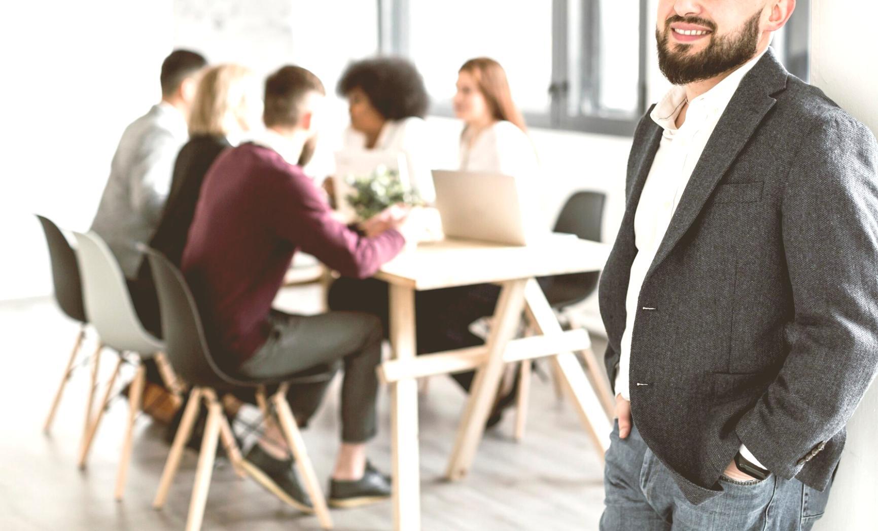 Espace de consultation financière moderne avec bureau ergonomique et écrans d'analyse