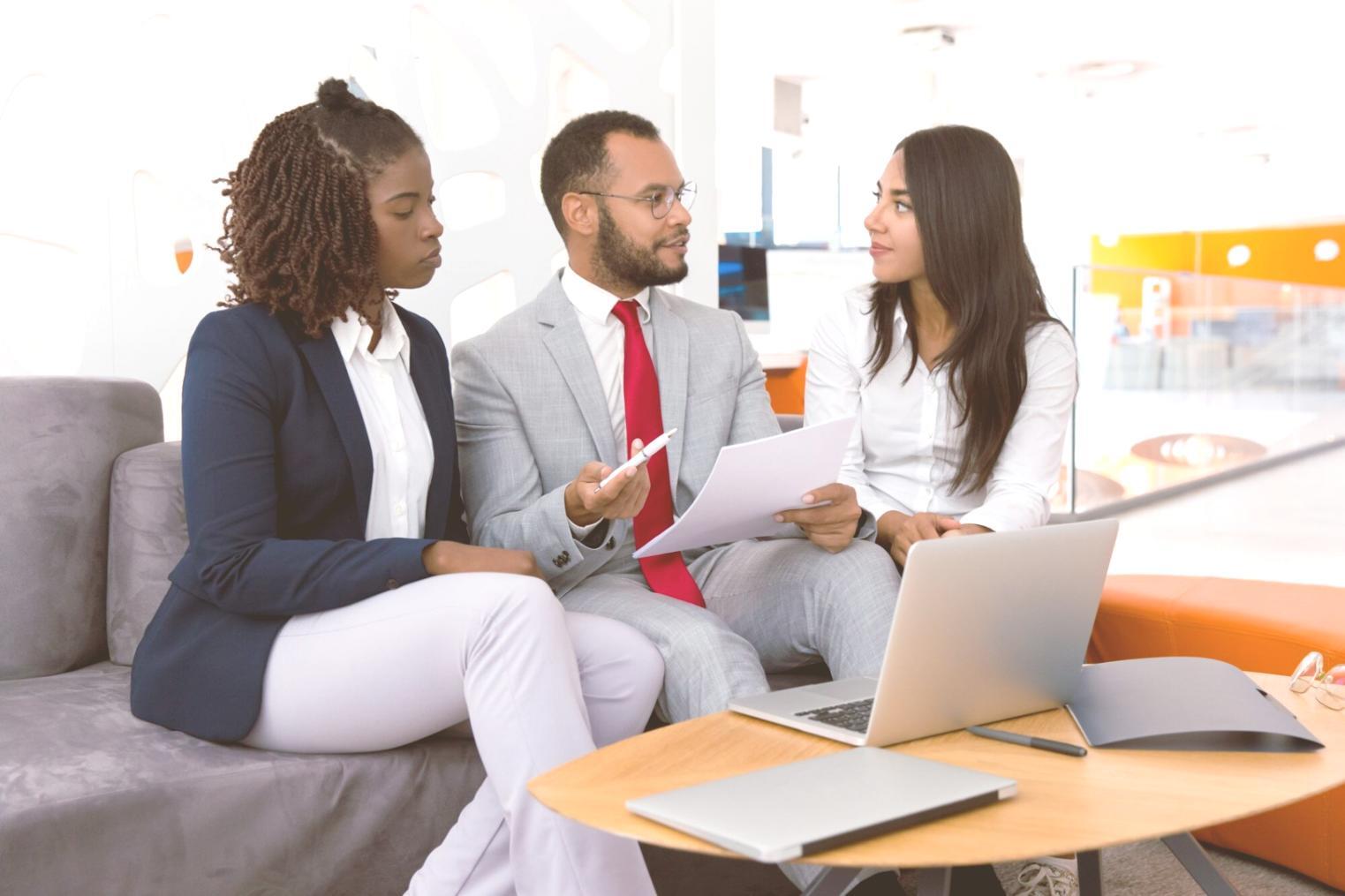 Salle de réunion équipée pour présentations stratégiques et analyses de portfolio